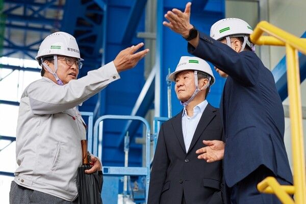 ©AP신문(AP뉴스)/ 이미지 제공 = HDC그룹 ▲정몽규 HDC그룹 회장이 통영에코파워 공사 현장을 찾아 공정 진행 상황을 점검하고 있다.&nbsp;