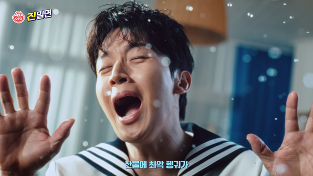 [AP신문 광고평론 No.1515]&nbsp; ​​​​​​​ 코믹한 연기를 보여주는 허경환. 사진 오뚜기 유튜브 캡처ⓒAP신문(AP뉴스)