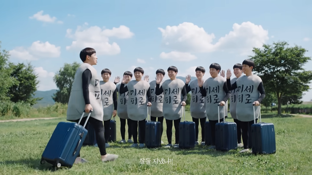 [AP신문 광고평론 No.1516]&nbsp; ​​​​​​​인사를 나누는 '미세 피로'들. 사진 네파 유튜브 캡처ⓒAP신문(AP뉴스)