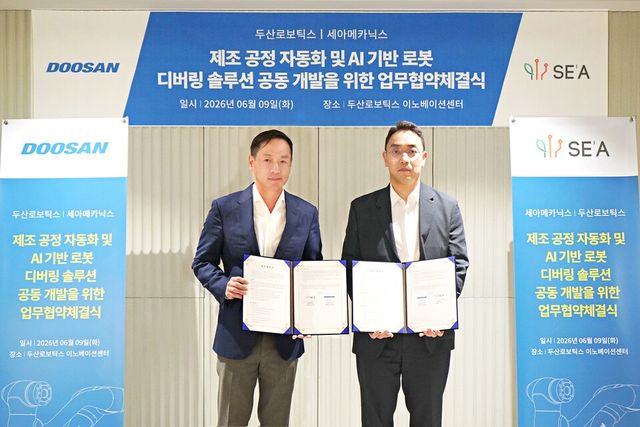 ©AP신문(AP뉴스)/이미지 제공 = 두산그룹 ▲두산로보틱스 박인원 대표(왼쪽)와 세아메카닉스 이성욱 대표가 지난 9일 성남시 분당구 두산로보틱스 이노베이션 센터에서 열린 업무협약식에 참석해 기념촬영을 하고 있다.