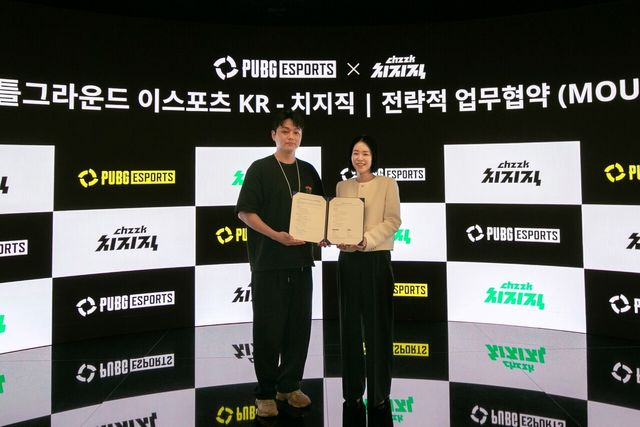 ⓒAP신문(AP뉴스)/이미지 제공 = 크래프톤. ▲서울 강남구에서 열린 배틀그라운드 e스포츠·치지직 전략적 업무협약 체결식에서 박수용 크래프톤 e스포츠 실장(사진 왼쪽)과 신슬기 네이버 게임 콘텐츠 제휴 리더가 기념사진을 촬영하고 있다.