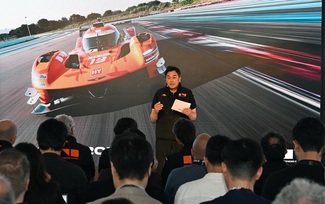 ©AP신문(AP뉴스)/이미지 제공 = 현대자동차 ▲이시혁 제네시스사업본부장전무가 12일(현지시간) 르망 레이싱서킷 '제네시스 호스피탈리티'에서 열린 프레스 컨퍼런스에 참석해 발표를 하고 있다.