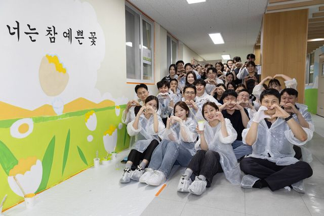 ©AP신문(AP뉴스)/이미지 제공 = HMM ▲서울 은평구 아동복지시설에서 진행된 ‘아동복지시설 벽화 그리기 봉사활동’에 참여한 HMM 임직원들.