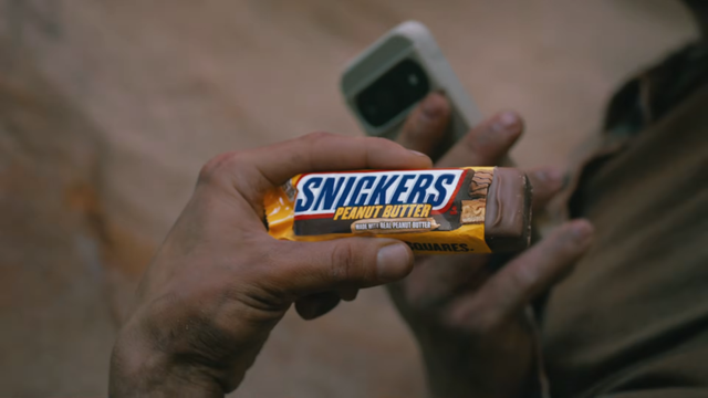 [AP News Advertising Critique No.1561] A climber hands a Snickers Peanut Butter chocolate bar to his indecisive partner. Screenshot from Snickers’ YouTube channel. ⓒKorea AP-SinMun(News)