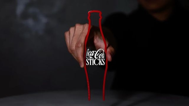 [AP신문 광고평론 No.1565]&nbsp; 코카콜라의 컨투어 병과 젓가락을 접목시켜 만든 'Cokesticks'. 사진 코카콜라ⓒAP신문(AP뉴스)