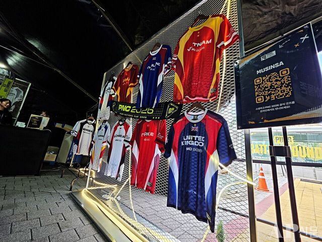 ⓒAP신문(AP뉴스) = 이상민 기자&nbsp;▲MD숍에서 판매 중인 세계 각 국의 'PNC 2026' 유니폼.