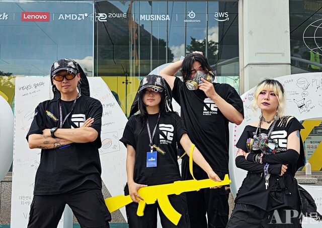 ⓒAP신문(AP뉴스) = 이상민 기자&nbsp;▲글로벌 배틀그라운드 팬들의 축제, 국가 대항전 'PUBG 네이션스 컵(PNC) 2026'의 세계 챔피언을 결정하는 그랜드 파이널(Grand Finals)이 막을 올렸다. 현장은 뜨거운 초여름 날씨에도 불구하고, 전 세계에서 모인 팬들의 뜨거운 열정에 무더위마저 빛이 바래는 모양새다.