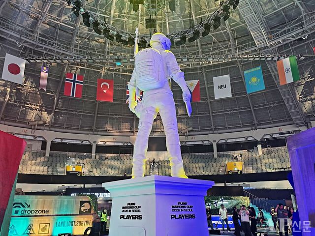 ⓒAP신문(AP뉴스) = 이상민 기자&nbsp;▲'PUBG: 배틀그라운드'의 상징인 삼뚝맨이 경기장을 지켜보고 있다.