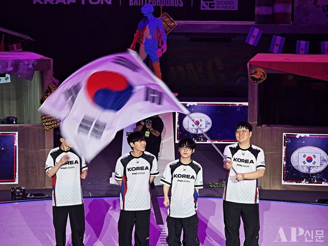 ⓒAP신문(AP뉴스) = 이상민 기자.&nbsp;▲태극기와 함께 단상에 오른 대한민국 배틀그라운드 국가대표팀.