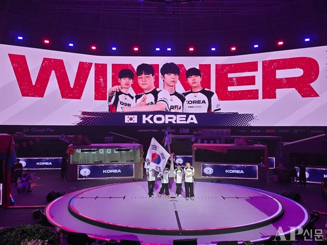 ⓒAP신문(AP뉴스) = 이상민 기자.&nbsp;▲대한민국 배틀그라운드 국가대표팀이 'PUBG 네이션스 컵(PNC) 2026' 그랜드 파이널에서 홈 팬들에게 이틀 연속으로 커다란 선물을 안겼다. 지난 26일 한국 팀의 치킨 세레머니.