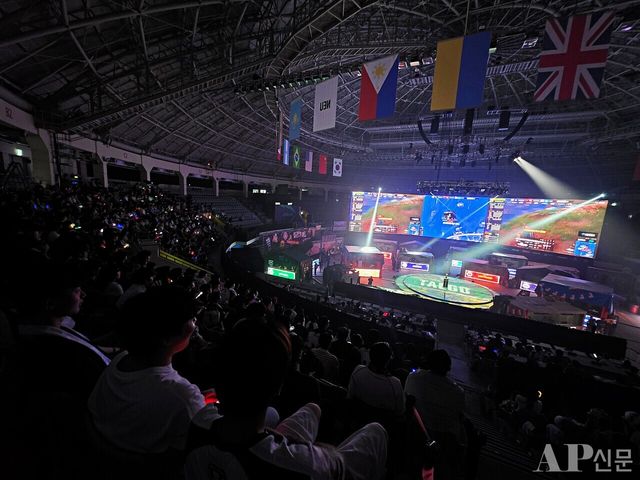 ⓒAP신문(AP뉴스) = 'PNC 2026' 그랜드 파이널 경기가 열리는 장충체육관은 이틀 연속으로 전석 매진을 기록했다. 매일 2000명 이상의 관객들이 현장을 찾아 주최인 크래프톤이 준비한 다양한 현장 프로그램과 콘텐츠를 즐기고, 선수들과 함께 호흡하며 치열한 생존 경쟁에 몰입하고 있다.
