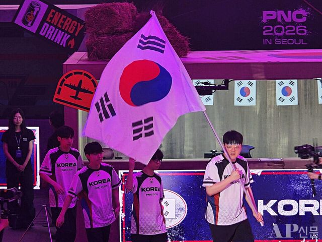 ⓒAP신문(AP뉴스) = 이상민 기자.&nbsp;▲태극기와 함께 단상에 오른 대한민국 배틀그라운드 국가대표팀.