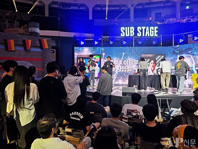 ⓒAP신문(AP뉴스) = 이상민 기자.&nbsp;▲축구선수 이승우와 유명 인플루언서 '김블루'가 PNC 2026이 펼쳐지는 현장을 찾았다. 이들은 토크쇼와 사인회를 통해 관객들에게 기쁨을 선사했다.