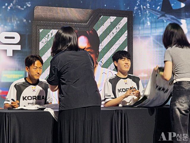 ⓒAP신문(AP뉴스) = 이상민 기자.&nbsp;▲축구선수 이승우와 유명 인플루언서 '김블루'가 PNC 2026이 펼쳐지는 현장을 찾았다. 이들은 토크쇼와 사인회를 통해 관객들에게 기쁨을 선사했다.