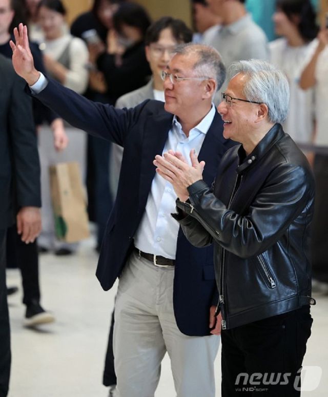 젠슨 황 엔비디아 최고경영자(CEO)와 정의선 현대자동차 그룹 회장이 8일 서울 서초구 현대자동차그룹 양재 사옥에서 직원들의 연호에 화답하고 있다. 사진 = 뉴스1