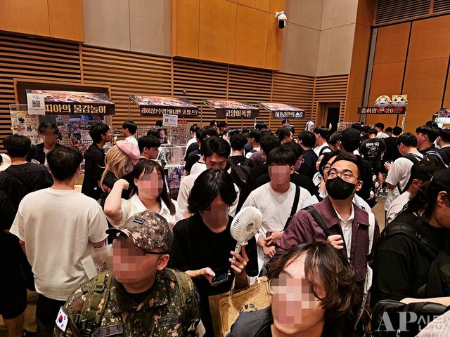 ⓒAP신문(AP뉴스) = 이상민 기자.&nbsp;▲전시장 2층에는 팬들이 직접 제작한 굿즈를 판매하는 '루미아 야시장'이 열렸다.