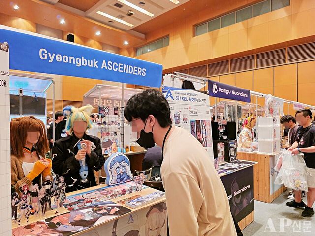 ⓒAP신문(AP뉴스) = 이상민 기자.&nbsp;▲이터널 리턴 팀들도 '루미아 야시장' 한 편에 부스를 열고 팬들을 맞았다.