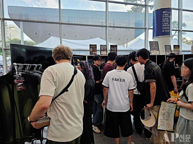 ⓒAP신문(AP뉴스) = 이상민 기자.&nbsp;▲성업 중인 현장 라이엇 스토어. 