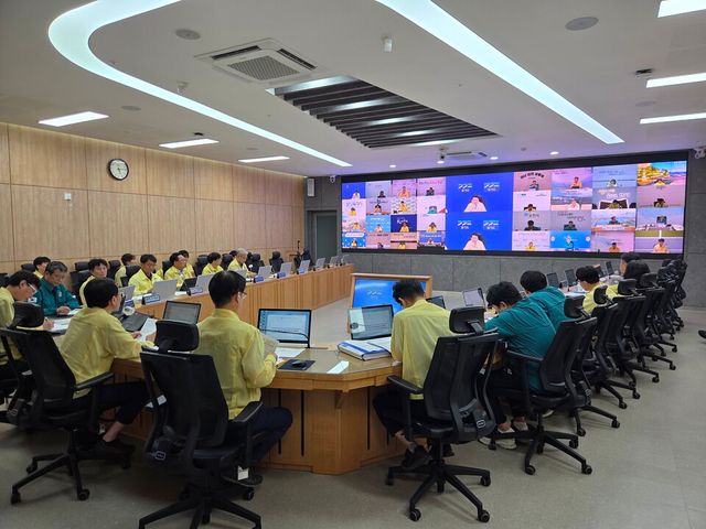 ©AP신문(AP뉴스)/이미지 제공 = 경기도청 ▲김성중 경기도 행정1부지사는 17일 오후 5시 ‘호우 대비 도-시·군 점검회의’를 열고 선제적인 재난안전대책본부 운영과 읍·면·동 현장 인력의 사전 배치를 지시했다.