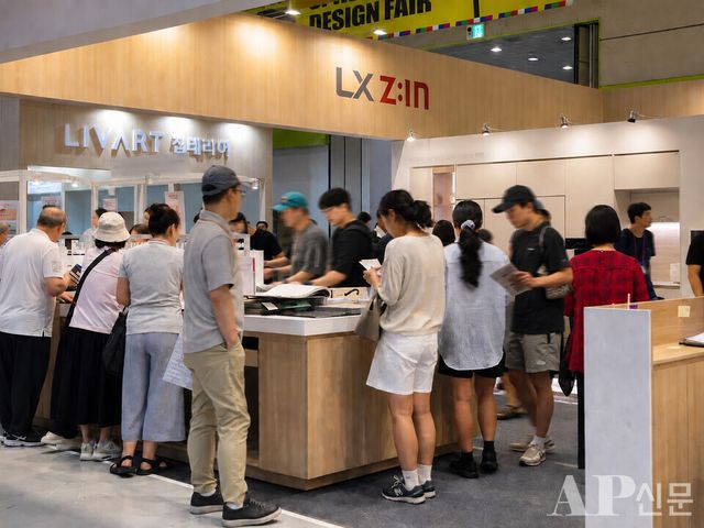 ©AP신문(AP뉴스)/이미지 = 조수빈 기자 ▲관람객들이 6일 서울 강남구 코엑스에서 열린 ‘2026 코리아빌드위크(KOREA BUILD WEEK)’ LX Z:IN(지인) 부스에서&nbsp;마감재 샘플을 살펴보고 있다.