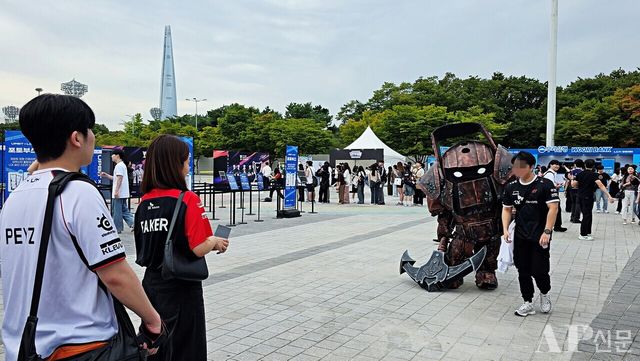 ⓒAP신문(AP뉴스) = 이상민 기자.&nbsp;▲경기에 앞서 현장에서는 LCK MD 숍, 포토 부스와 포토월, 프로 팀의 공식 부스 등 다양한 즐길거리가 마련돼 팬들의 눈길을 끌었다.