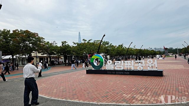 ⓒAP신문(AP뉴스) = 이상민 기자.&nbsp;▲12일 결승 진출전이 열린 서울시 송파구 KSPO 돔은 최적의 경기 관람 환경이 조성됐다. 팬들은 이른 시기부터 경기장 앞에 모여 한화생명과 T1이 펼칠 거대한 대결을 기대했다.