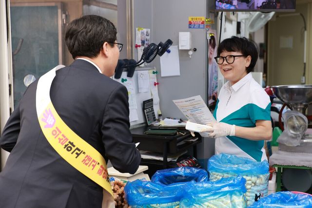 ©AP신문(AP뉴스)/이미지 제공 = KB국민은행 ▲KB국민은행은 지난 18일 서울 영등포구 영등포전통시장에서 추석 명절을 앞두고 전통시장 활성화와 소외이웃 지원을 위한 ‘2026 추석맞이 전통시장 사랑나눔’ 행사를 진행했다.