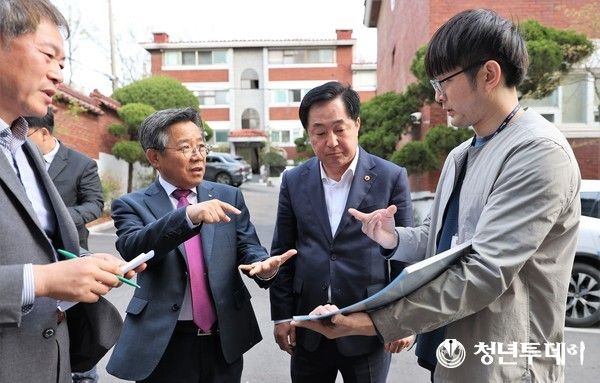 도봉구 쌍문동 모아주택 현장에서 김헌동 사장(왼쪽 두 번째)과 박석 의원(오른쪽 두 번째)이 관계자와 이야기를 나누고 있는 모습. 사진=SH공사