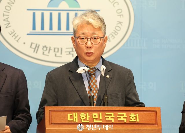 조응천 의원등 '원칙과 상식'의원들이 국회 소통관2층 기자회견장에서 오는 14일 창당발기인대회를 개최한다고 기자회견을 하고 있다.2024.01.12.