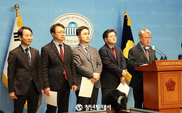 조응천 의원등 '원칙과 상식'의원들이 국회 소통관2층 기자회견장에서 오는 14일 창당발기인대회를 개최한다고 기자회견을 하고 있다.2024.01.12.