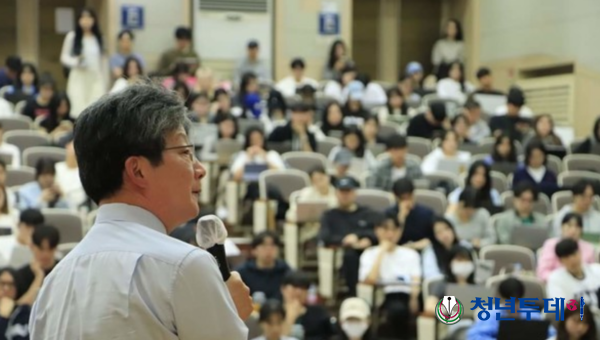 유승민 국민의힘 전 의원이 대학에서 강의를 하고 있다.(사진=유승민 전 의원 페이스북)