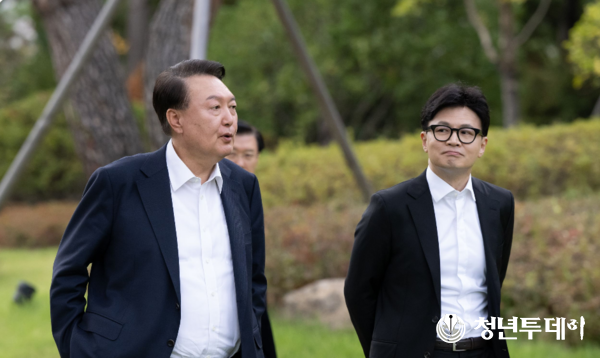 윤석열 대통령이 지난 21일 한동훈 국민의힘 대표와 면담을 갖고 대화를 나누고 있다.(사진=대통령실)