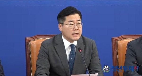 박찬대 더불어민주당 원내대표가 31일 긴급기자 횐견을 하고 있다.(사진=민주당)