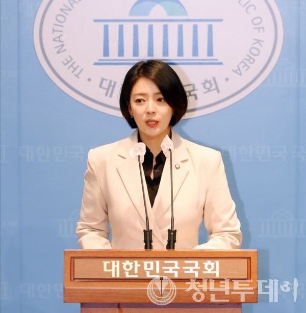 배현진 국민의힘 국회의원이 19일 국회 소통관에서 기자회견을 하고 있다.(사진=배현진 의원실)