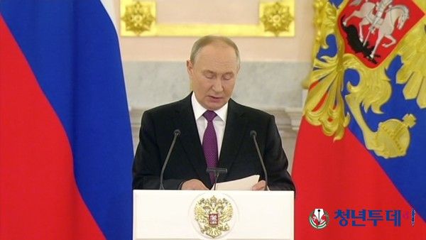 러시아 푸틴 대통령이 지난 5일 모스크바 크렘린궁 알렉산더 홀에서 열린 28명의 신임 대사관 임명식에서 축사를 하고 있다.(사진=러시아정부 홈페이지)