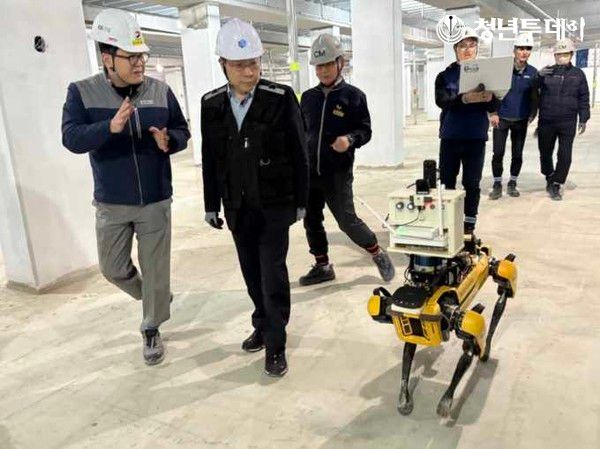사각지대 작업관리하는 스폿과 함께 현장을 시찰하는 김세용 사장(좌측 두번째). 사진=GH