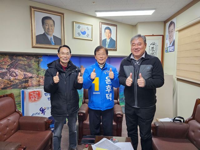 허권 전 한국노총 상임 부위원장이 지난18일 오후 경기도 파주시 갑 예비후보인 윤후덕의원 지역구 사무실 방문해 지지와 함께 화이팅을 외치고있다.