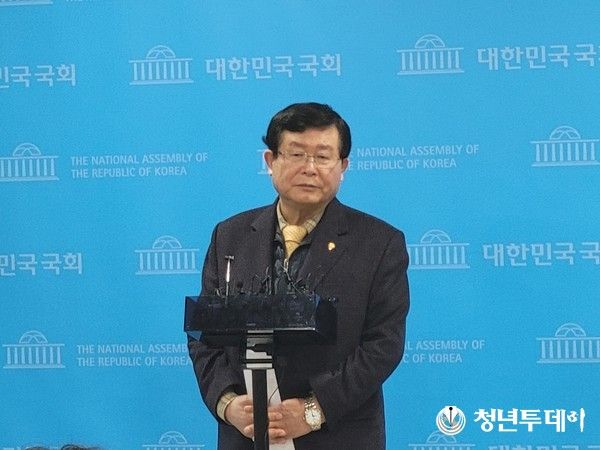 민주당 탈당 기자회견 후 기자들의 질문에 답변하는 설훈 의원. 사진=장효남 기자