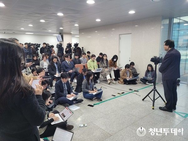 민주당 탈당 기자회견 후 기자들의 질문에 답변하는 설훈 의원. 사진=장효남 기자