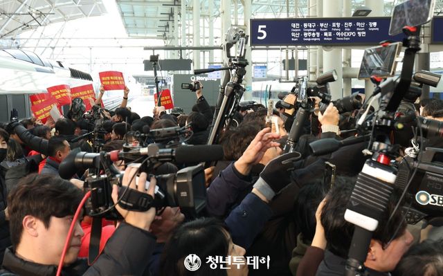 이날 한동훈 국민의힘 비상대책위원장 뒷쪽에서 해병대 관계자들이 채상병 특검법 통과와 박정훈 대령 탄압 중지가 적힌 피켓을 들고 시위를 하고 있다.2024.02.08