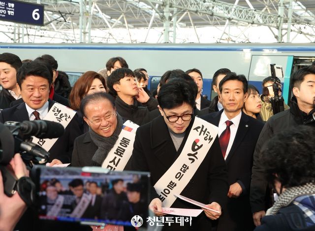한동훈 국민의힘 비상대책위원장이 8일 오전 서울 용산구 서울역 에서 기차를 타기위해 내려오는 시민들에게 설 귀성인사를 하고 있다.2024.02.08