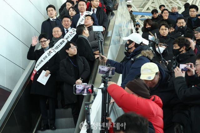 한동훈 국민의힘 비상대책위원장이 8일 오전 서울 용산구 서울역 대합실에서 시민들에게 설 귀성인사를 하기위해 이동하고 있다.2024.02.08