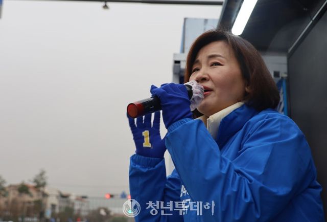 이수진 성남중원 민주당 국회의원 후보가 지난28일 물류일용 노동자들과함께 공식 선거운동 첫날 출정식에서 지지를 호소하고 있다.[사진=이수진 후보캠프]