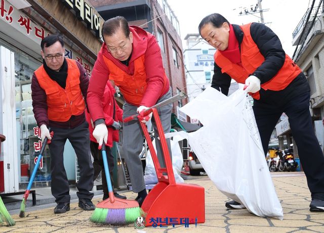 권영세의원(중앙)이 김용호 서울시의원(용산1)과 지난달29일 용산구 용문시장에서 청소하는 모습.[사진=청년투데이 DB]