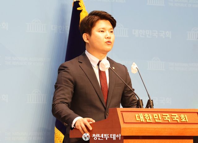 국민의힘 김근태 의원이 1일 오정 서울시 영등포구 국회 소통관2층 기자회견장에서 연금개혁 관련 기자회견을 하고있다. 2024.05.01.[사진= 국회 김원혁 기자]