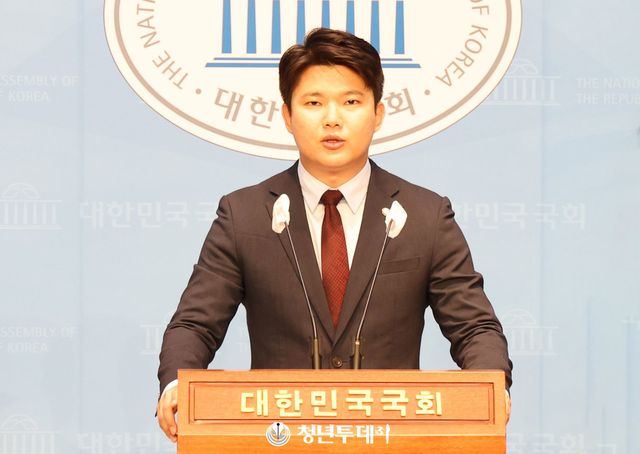 국민의힘 김근태 의원이 1일 오정 서울시 영등포구 국회 소통관2층 기자회견장에서 연금개혁 관련 기자회견을 하고있다. 2024.05.01.[사진= 국회 김원혁 기자]