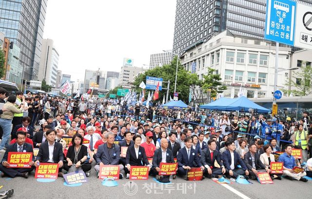 이수진 의원과 집회 참가자들이 주말인 지난 25일 서울역앞 인근에서 열린 '해병대원 특검법 거부 규탄 및 통과 촉구 범국민대회'에 참가해 "대통령실의 범죄 은폐, 특검으로 수사하라"고 외치고 있다. 2024.05.25. [사진=청년투데이 김원혁 기자]