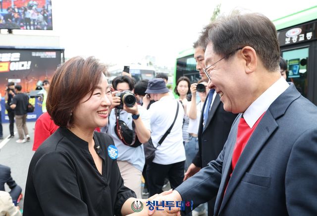 이수진 의원이 주말인 지난 25일 서울역앞 인근에서 열린 '해병대원 특검법 거부 규탄 및 통과 촉구 범국민대회'에 참가해 이재명 대표와 인사를 나누고 있다. 2024.05.25.[사진=청년투데이 김원혁 기자]