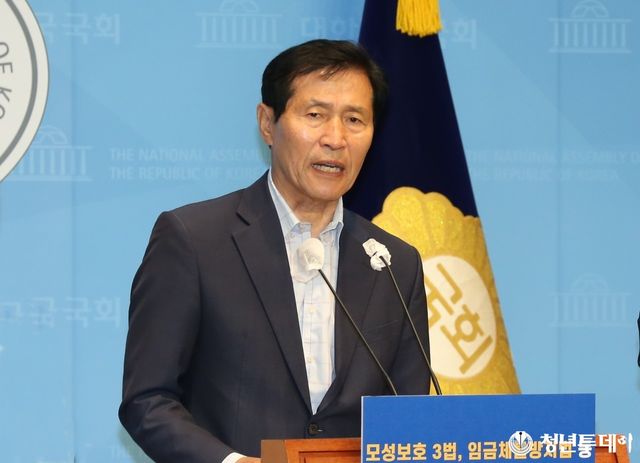 더불어민주당 이학영 의원은 27일 오전 서울 영등포구 국회 소통관에서 ‘모성보호 3법, 임금체불방지법 등 민생입법’ 촉구하는 기자회견을 하고있다. 2024.05.27.