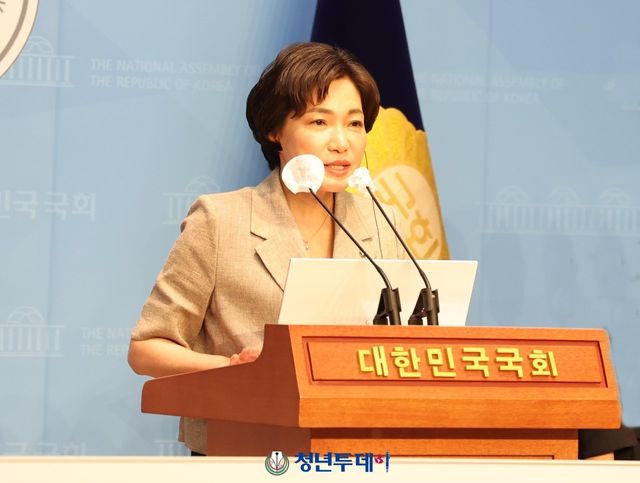 서미화 더불어민주당 국회의원이 30일 오후 제22대 국회 개원과 동시에 22대 국회 1호 법률안을 발의하고 기자회견을 하고있다. 2024.05.30[사진=청년투데이 김원혁 기자]